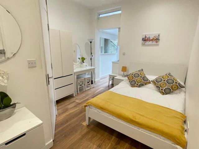 Spacious Studio Flats Available in Shepherds Bush