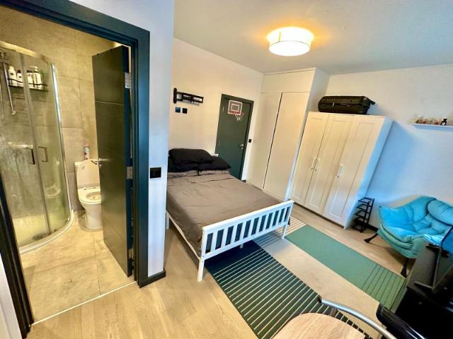 Spacious Studio in Clean House 8 mins to Jubilee
