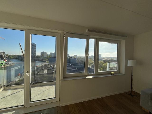 Spacious studio Near HS Station