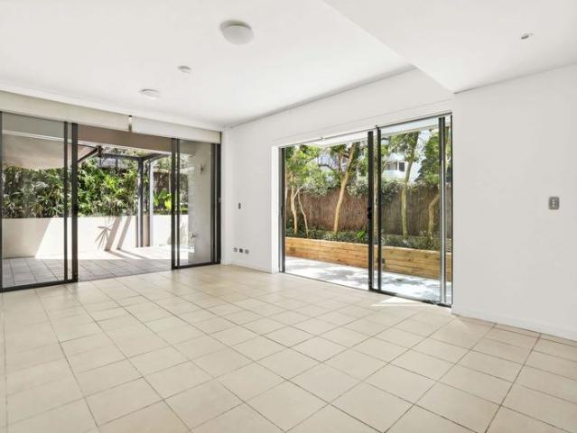 Spacious Studio with parking in the Heart of Bondi Junction