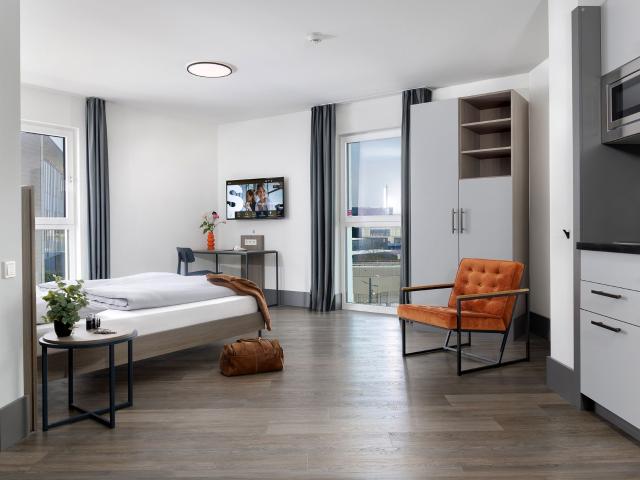 Spacious Studio XL with a kitchenette and seating area in Frankfurt