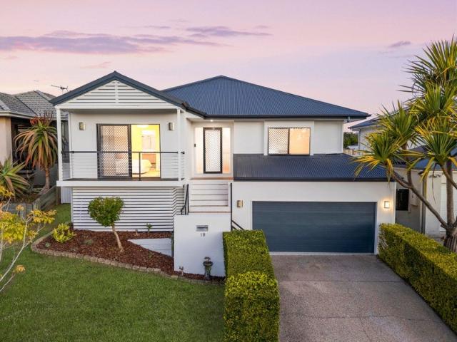 Spacious, Stylish & Minutes Walk From The Lake!