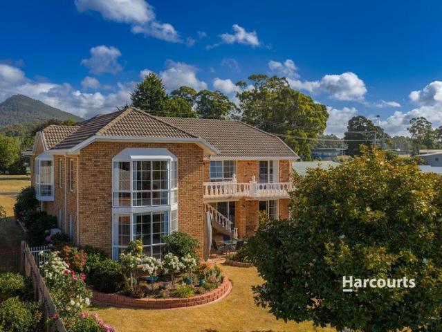Spacious Stylish North Facing Family Living with Dual Occupancy Potential !