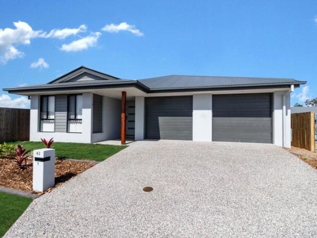 SPACIOUS, STYLISH AND MODERN 3 BEDROOM HOME IS CALLING YOUR NAME!