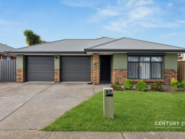 SPACIOUS, STYLISH AND SECURE COASTAL LIVING!