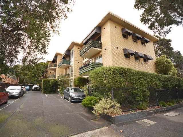 Spacious & Stylish Apartment in the Heart of St Kilda East