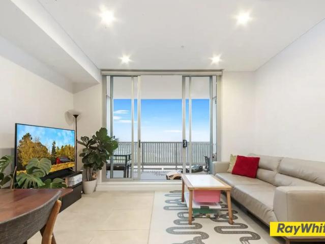 Spacious & Stylish Apartment Just 14 Minutes Walk to Schofields Train Station & Village!