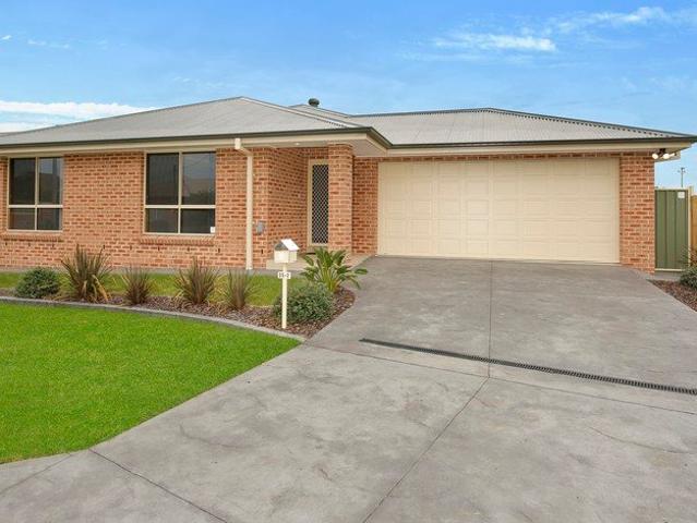 Spacious, Stylish & Backing onto Unanderra Park