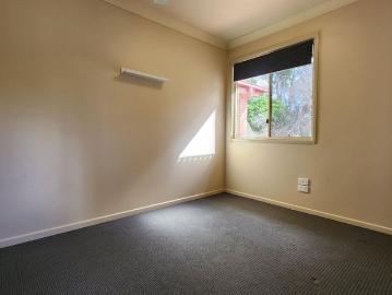 Student Accommodation Spacious, Stylish & Exceptionally Located 3 Bedroom Unit in Churchill