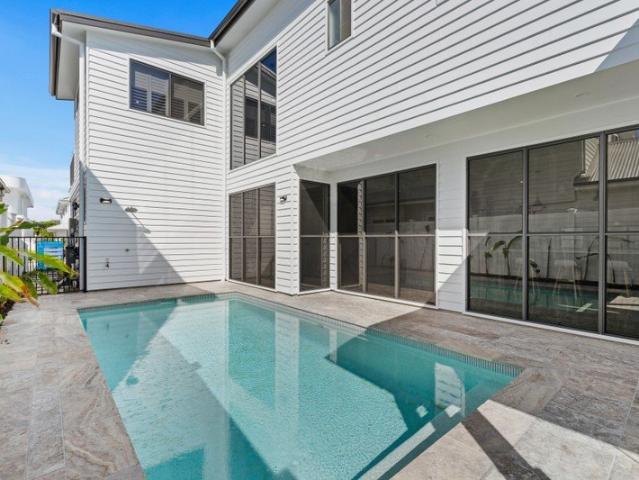 Spacious Stylish Family Home in Beachfront Street