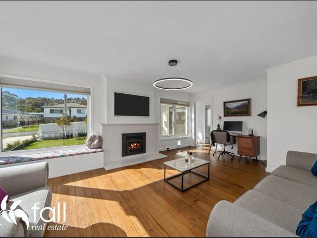 Spacious & Stylish Family Home in Geilston Bay