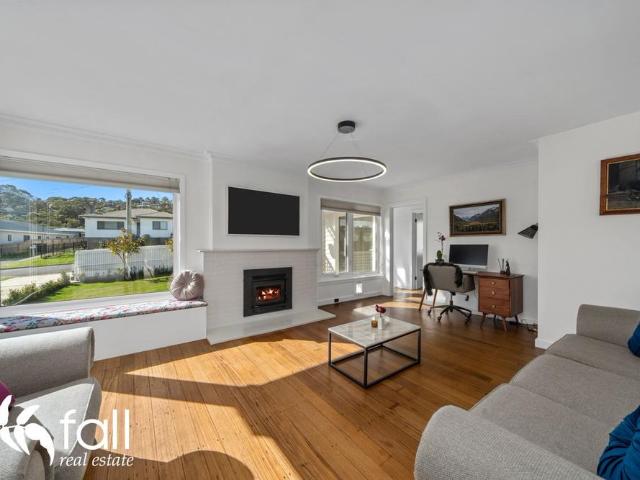 Spacious & Stylish Family Home in Geilston Bay