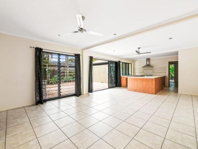 Spacious & Stylish Family Home in Idyllic Golden Beach!