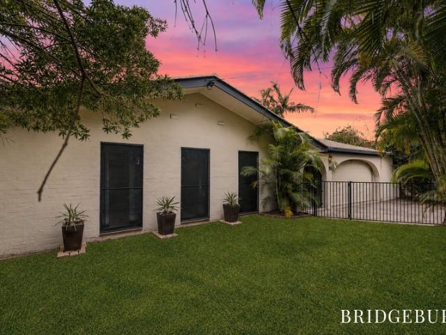 Spacious & Stylish Family Home in Idyllic Golden Beach!