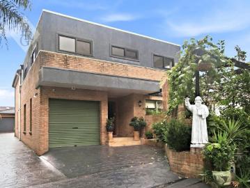 Spacious & Stylish Family Home in Prime Greenacre Location