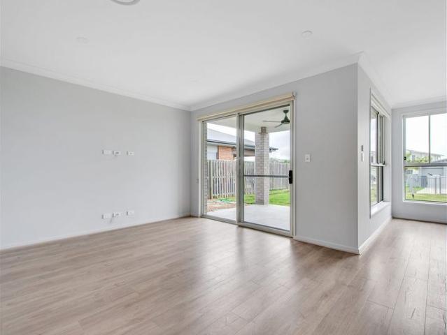 Spacious & Stylish Family Home with Expansive Backyard in Hope Island