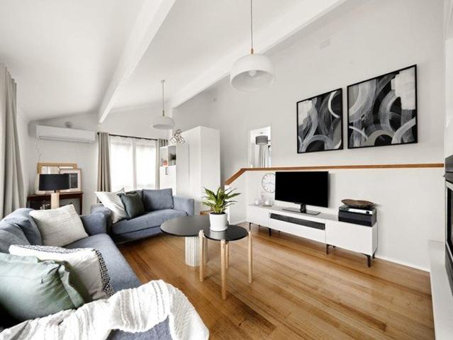 Spacious & Stylish Family Home with Mountain Views
