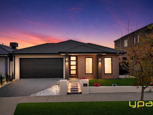 Spacious, Stylish Family Living in Prestigious Clydevale Estate