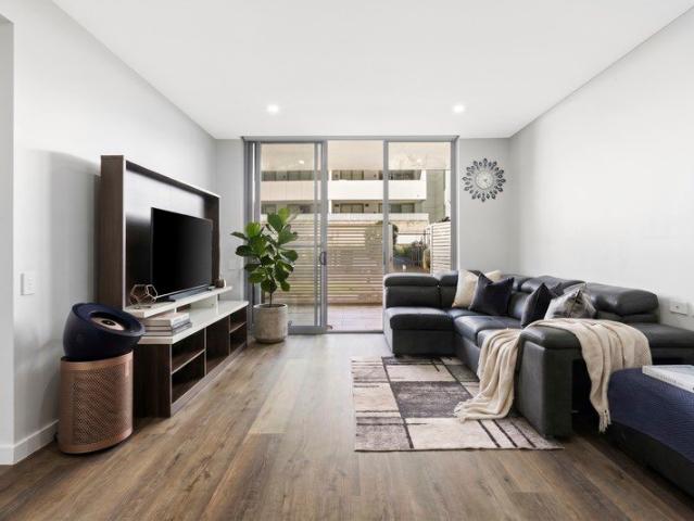 Spacious & Stylish Ground Floor Apartment Just 10 Minutes Walk to Schofields Train Station & Village!