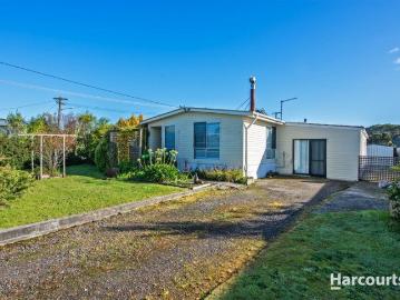 Spacious & Stylish Home with Contemporary Comfort!