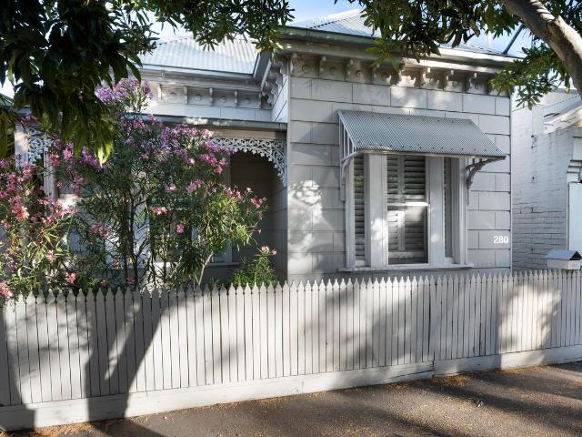 Stylish Port Melbourne Living with Private Courtyard Entertaining