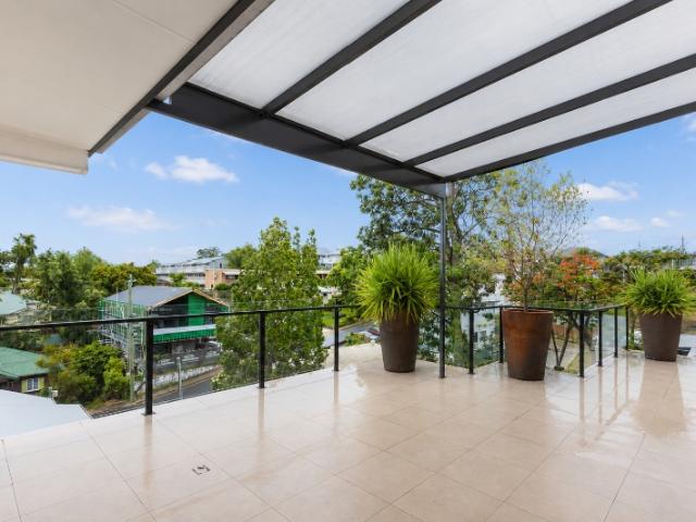 Spacious & Stylish Inner City Apartment with Stunning City Views – Boutique Complex