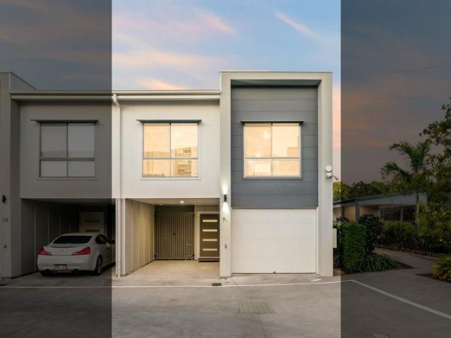 SPACIOUS, STYLISH & LOW MAINTENANCE FAMILY LIVING