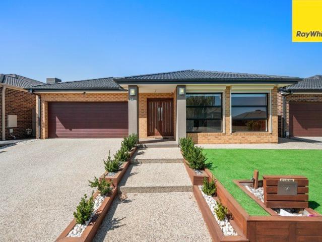 Spacious, Stylish & Perfectly Positioned in Brookfield