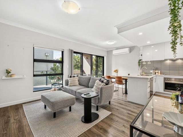 Spacious, Stylish & Superb City Fringe Living in the Heart of Marden