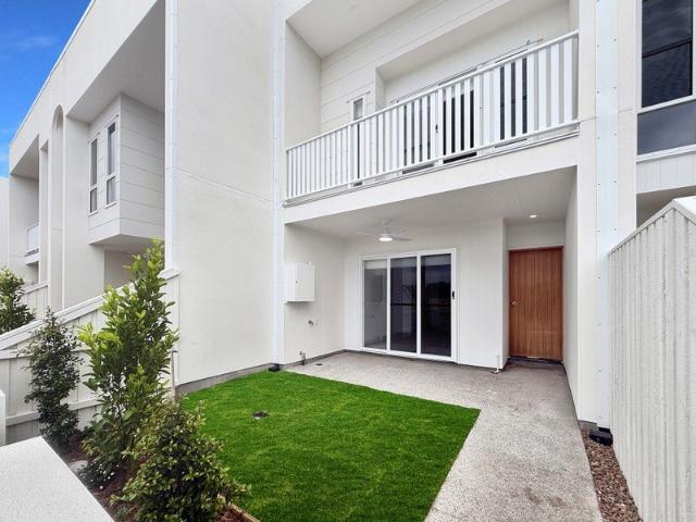 SPACIOUS & STYLISH TERRACE HOME WITH CONSERVATION VIEWS!