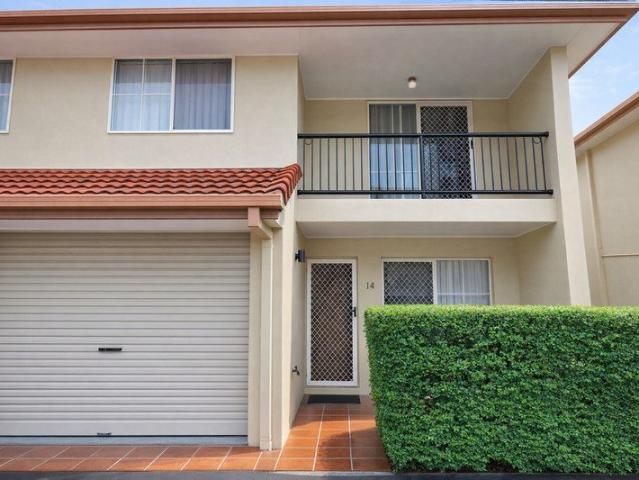 Spacious & Stylish Townhouse Walk to Westfield Garden City