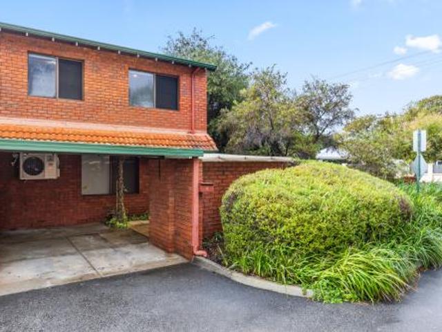 Spacious & Stylish Townhouse in a Convenient Location!