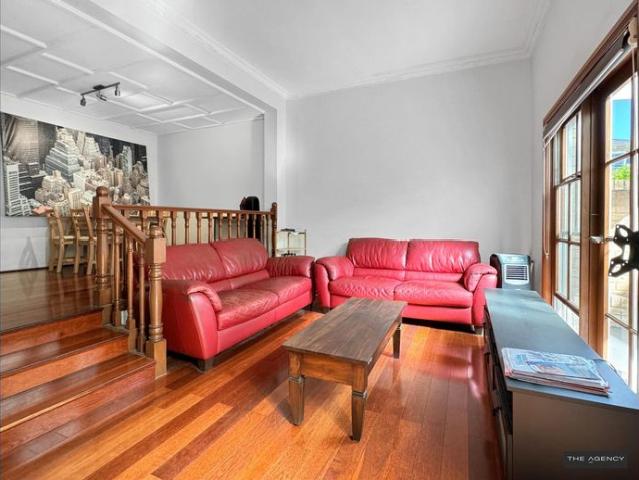 Spacious & Stylish Townhouse in a Prime Wollstonecraft Setting