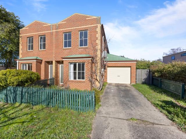 Spacious & Stylish Townhouse in Convenient Redan Location