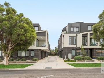 Spacious & Stylish Townhouse Living!