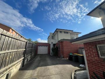 Spacious & Stylish 3 Bedroom Townhouse in Prime Location