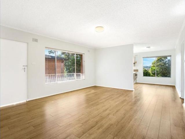 SPACIOUS & STYLISH 3 BEDROOM UNIT IN PRIME LOCATION