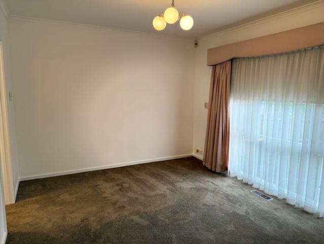 Spacious Sun Filled 2 Bedder Close to Caulfield Park