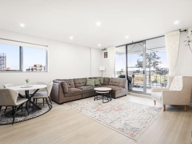 Spacious & Sun Filled 3 Bedroom Apartment Walking Distance to Schofields Train Station & Village!