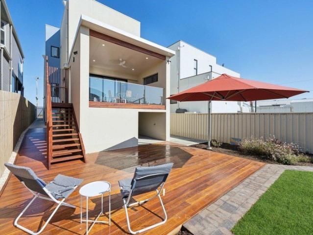 Spacious & Sunlit Perfect Family Home on Surfers Parade