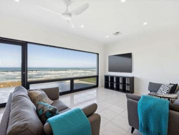 Spacious & Sunlit Perfect Family Home on Surfers Parade