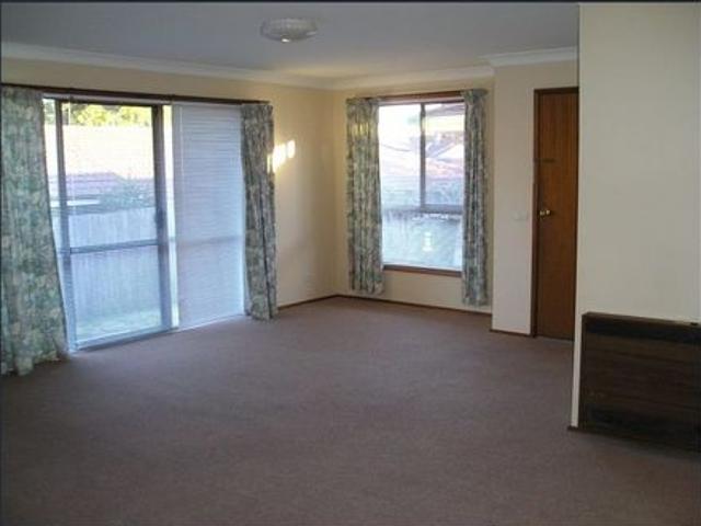 SPACIOUS & SUNNY 2 BEDROOM UNIT
