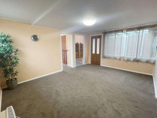 Spacious, Sunny & Entertainers Delight!