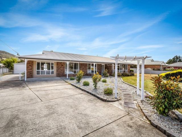 Spacious & Sunny Family Home with Beautiful Gardens