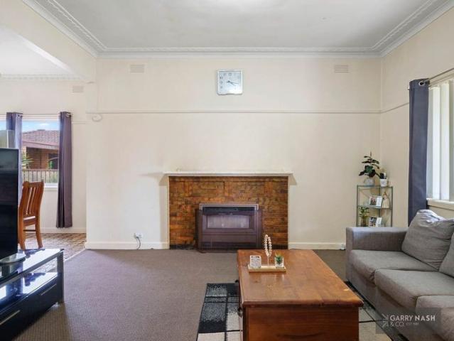 SPACIOUS, SUNNY & SUPERBLY LOCATED