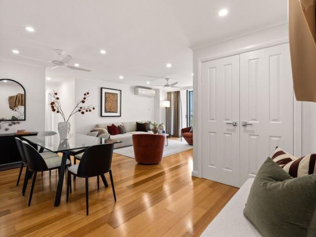 Spacious sub penthouse within Mirage | Executive fixtures & finishes | Double secure parking within secure cage
