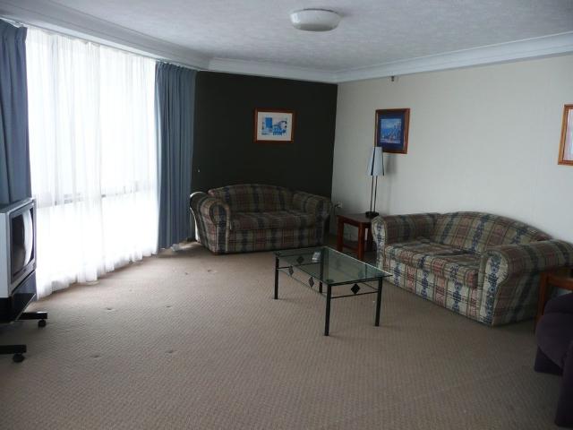 Spacious Surfers Paradise Living Prime Location. Acapulco
