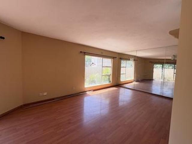 spaciouse 2 bedroom townhouse in cor.