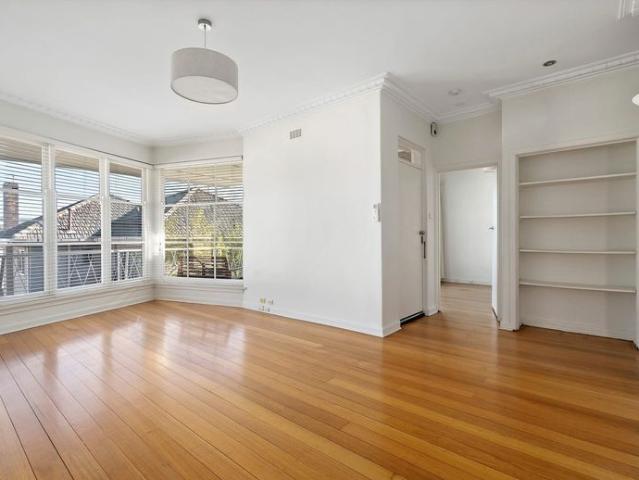 Spaciously light Toorak apartment