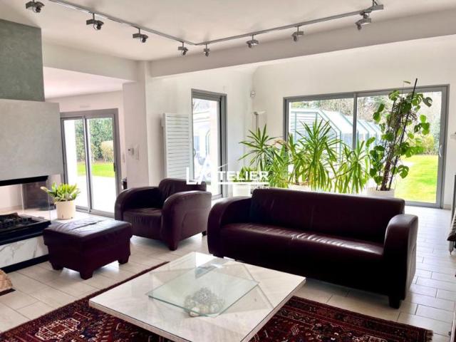 Spacieuse demeure de standing, splendide jardin, piscine